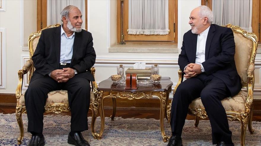 El canciller de Irán, Mohamad Yavad Zarif, (dcha.) se reúne con Mahmud al-Zahar, un miembro de HAMAS, Teherán, 23 de diciembre de 2018. (Foto: Fars News)