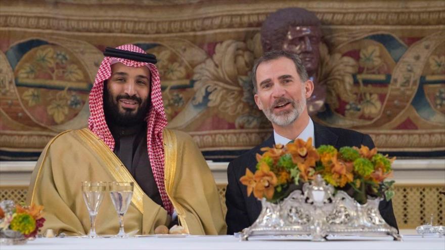 El príncipe heredero saudí, Muhamad bin Salman (izda.), y el rey español, Felipe VI, en el Palacio Real de Madrid, 12 de abril de 2018. (Foto: AFP)