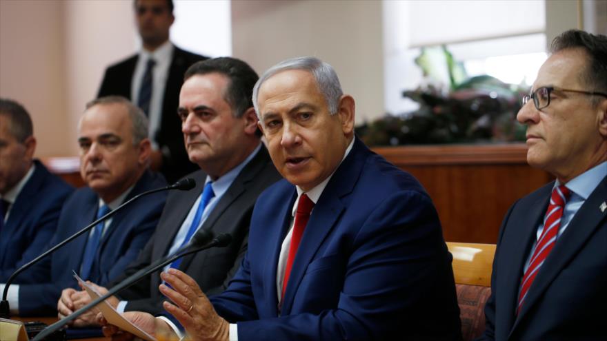 El primer ministro israelí, Benjamín Netanyahu (2.º dcha.), en una reunión del gabinete en Al-Quds (Jerusalén), 23 de diciembre de 2018. (Foto: AFP)