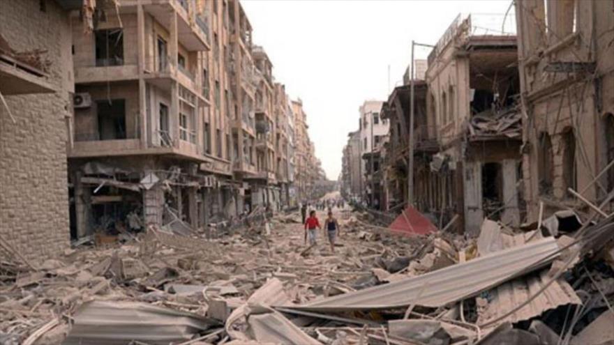 Ciudadanos sirios caminan entre los escombros dejados por los bombardeos en Alepo, Siria, 3 de octubre de 2018. (Foto: SANA)