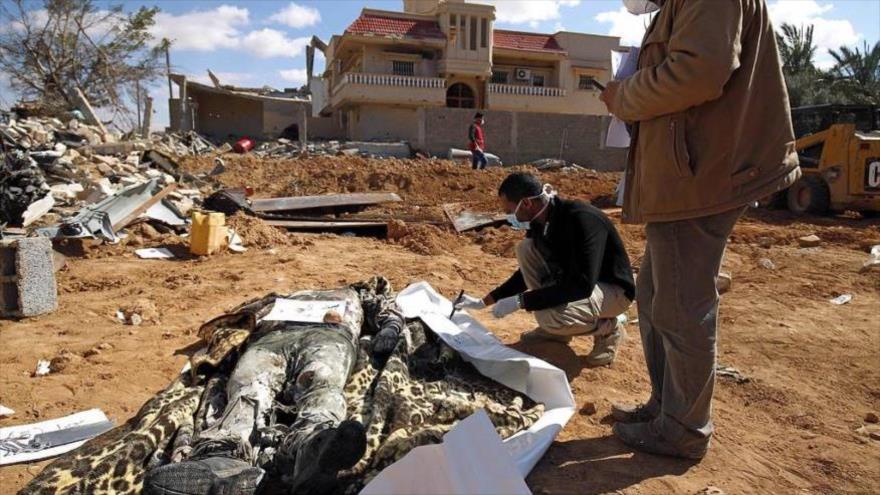 Cuerpos hallados en una fosa común en Libia, 27 de febrero de 2017. (Foto: AFP)
