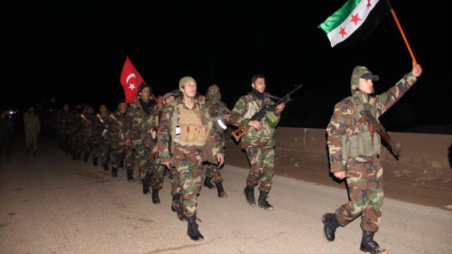 Rebeldes sirios proturcos caminan por una calle en los alrededores de Azaz, norte de Siria.