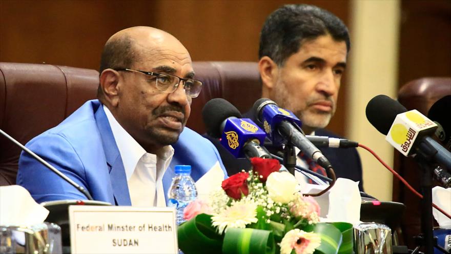 El presidente sudanés, Omar al-Bashir (izda), en una sesión de la Organización Mundial de la Salud (OMS) en Sudán, 15 de octubre de 2018. (Foto: AFP)