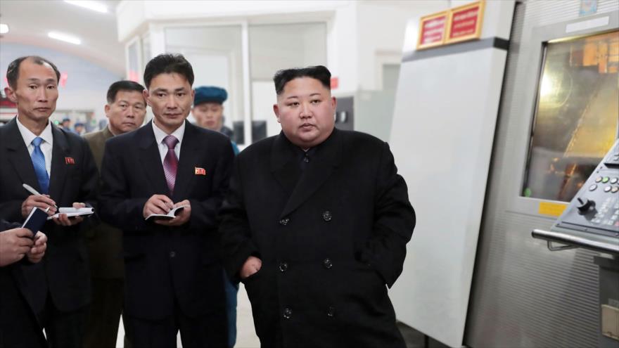 El líder norcoreano, Kim Jong-un, visita la fábrica de vidrio de Taegwan en un lugar desconocido, 18 de noviembre de 2018. (Foto: AFP)