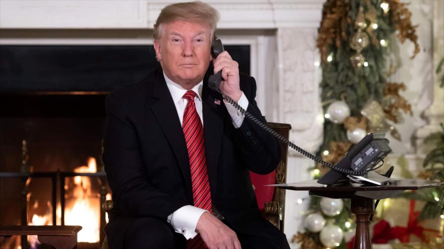 El presidente de EE.UU., Donald Trump, habla por teléfono en la Casa Blanca, Washington D.C., 24 de diciembre de 2018. (Foto: AFP)