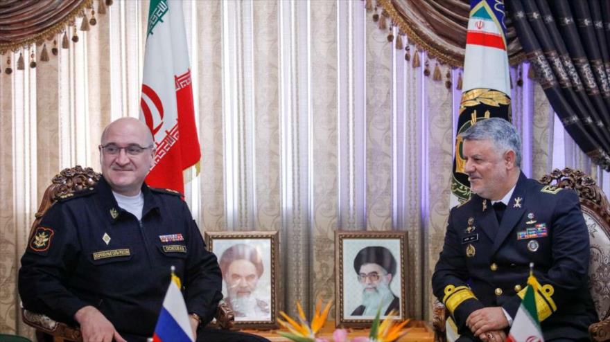 El comandante de la Fuerza Naval del Ejército de Irán, el almirante Hosein Janzadi (dcha.), y el vicejefe del Estado Mayor de Rusia, Ígor Ósipov, Teherán, 25 de diciembre de 2018.