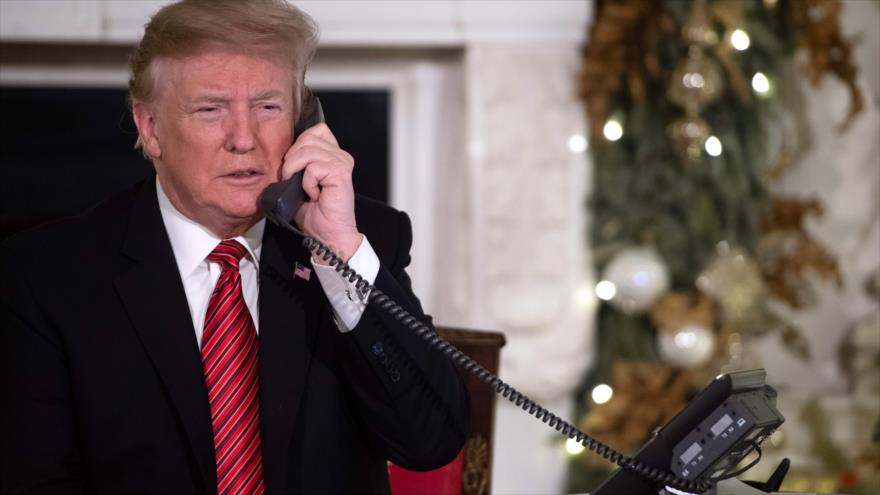 El presidente de EE.UU., Donald Trump, habla por teléfono en la Casa Blanca, Washington D.C., 24 de diciembre de 2018. (Foto: AFP)