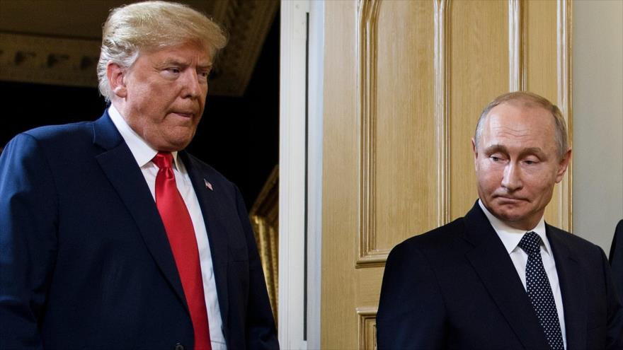 El presidente de Rusia, Vladimir Putin (dcha.) y su par de EE.UU., Donald Trump, llegan a una reunión en Helsinki, 16 de julio de 2018. (Foto: AFP)