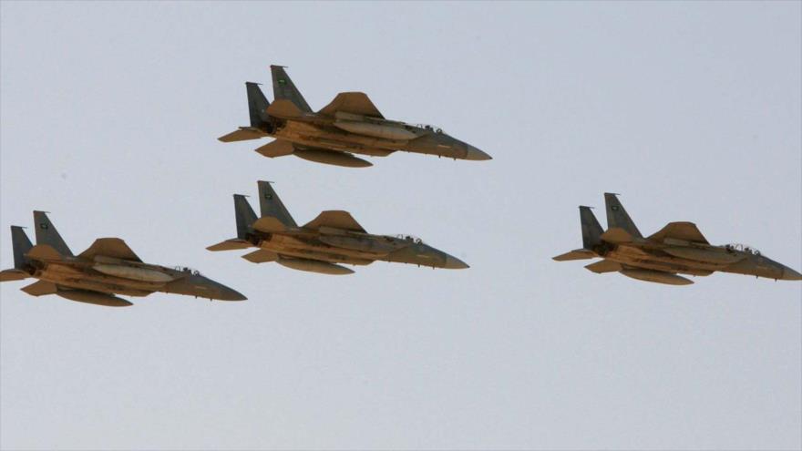 Cuatro aviones de combate saudíes F-15 durante una maniobra aérea en Riad, la capital.