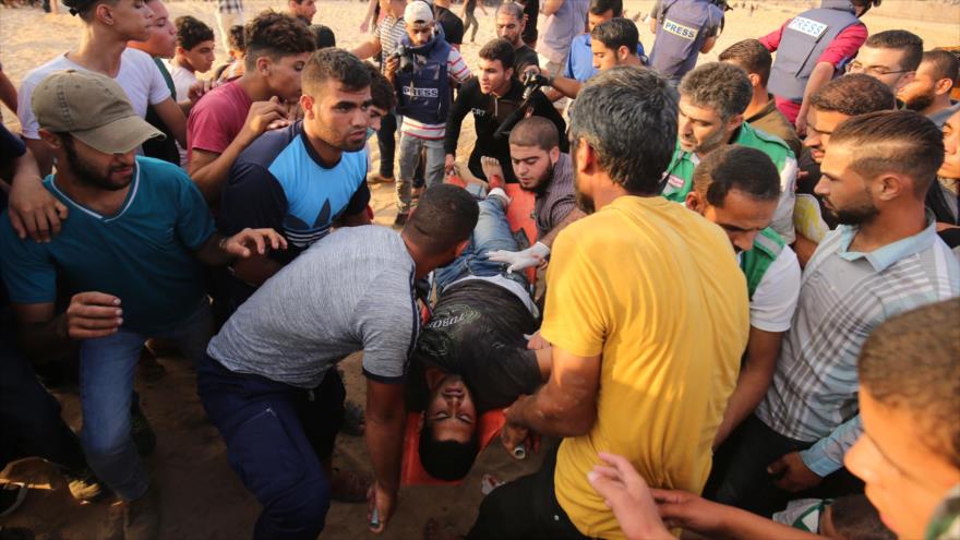 Palestino herido por los disparos de las fuerzas israelíes, 8 de octubre de 2018. (Foto: AFP)