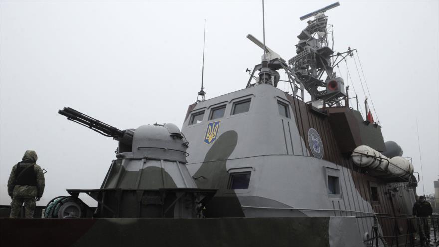 Un soldado ucraniano patrulla en un buque militar llamado Dondass en el mar de Azov, 27 de noviembre de 2018. (Foto: AFP)