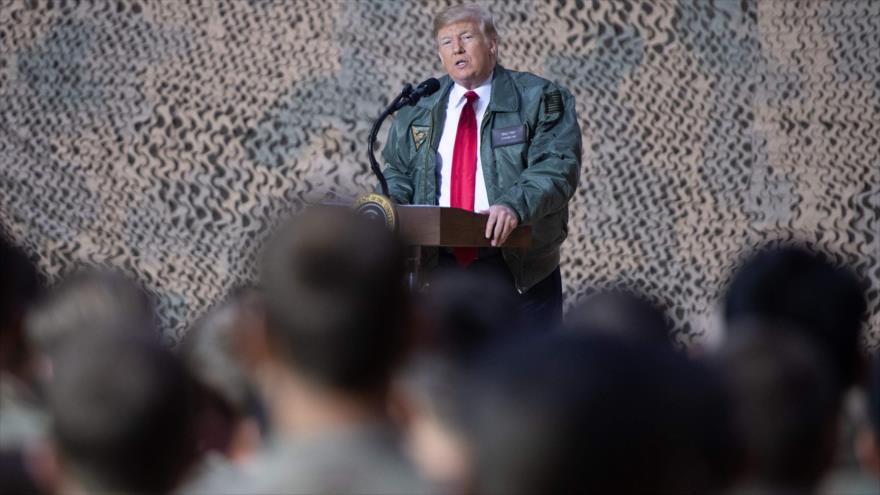 El presidente de EE.UU., Donald Trump, habla a los uniformados estadounidense en la base aérea de Ain Al-Asad, en Irak, 26 de diciembre de 2018. (Foto: AFP)