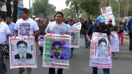 Marcha de padres de familia de estudiantes de Ayotzinapa