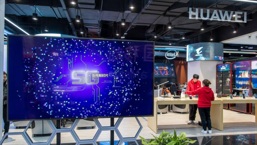 Un puesto de venta de Huawei en el centro de China Mobile 5G en la ciudad de Shanghái, 20 de diciembre de 2018. (Foto: AFP)