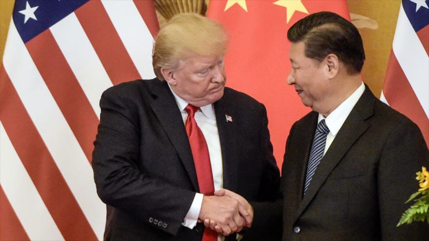 El presidente de EE.UU., Donald Trump (izq.) le da la mano a su par chino, Xi Jinping, en Pekín, 1 de noviembre de 2018. (Foto: AFP)