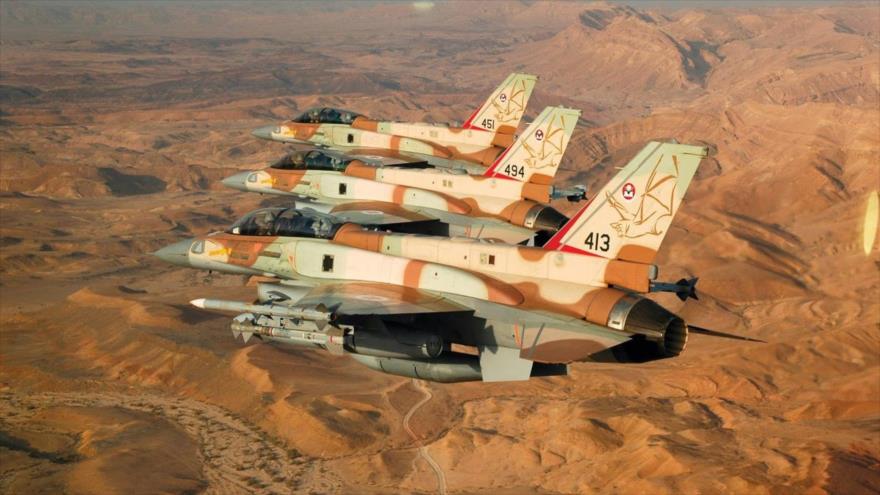 Tres aviones de combate israelíes modelo F-16 en pleno vuelo.