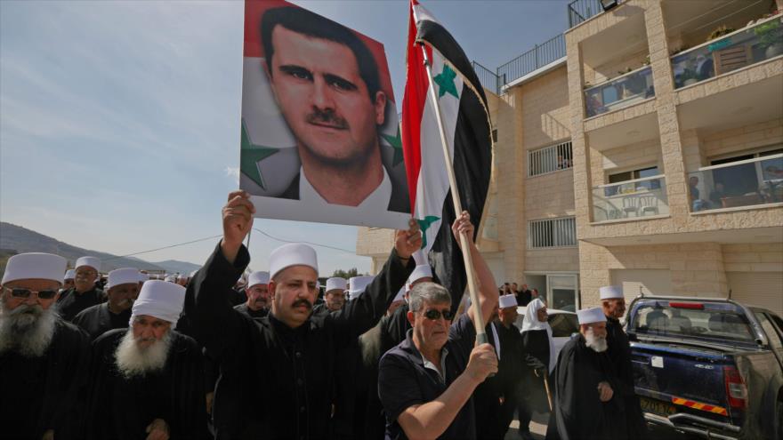 Sirios se manifiestan para apoyar al presidente Bashar al-Asad, el Golán ocupado, 6 de octubre de 2018. (Foto: AFP)