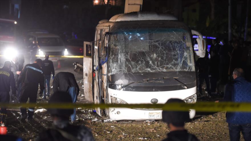 El autobús de turistas atacado cerca de las pirámides de Guiza, en Egipto, 28 de diciembre de 2018. (Foto: AFP)