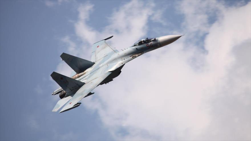 Un avión de combate ruso Su-27 durante un vuelo de prueba.