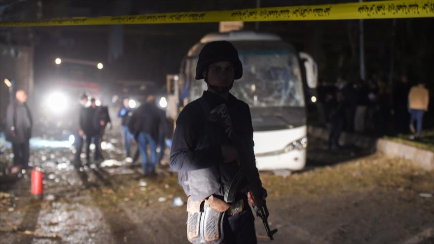 Un soldado egipcio vigila el autobús de turistas atacado cerca de las pirámides de Guiza, en Egipto, 28 de diciembre de 2018. (Foto: AFP)
