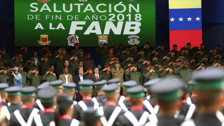 El presidente de Venezuela, Nicolás Maduro (centro), entre miembros de las Fuerzas Armadas venezolanas en Caracas, 28 de diciembre de 2018. (Foto: AFP)