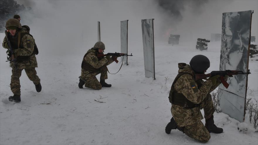 Militares ucranianos participan en unos ejercicios militares en la región de Chernigiv (norte), 19 de diciembre de 2018. (Foto: AFP)