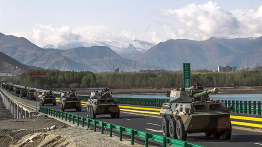 Vehículos del Ejército Popular de Liberación de China se despliegan en un ejercicio en la región autónoma del Tíbet.