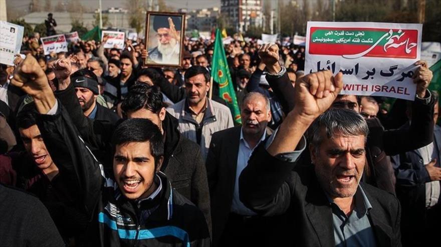 La gente en Teherán, capital iraní, participa en la marcha por el aniversario de la ‘Epopeya del 9 de dey’, 30 de diciembre de 2017.