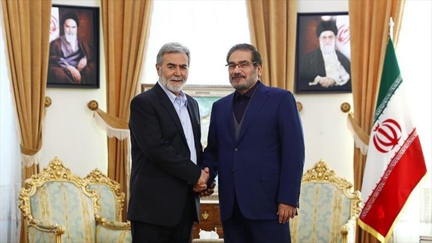 Ali Shamjani (dcha.) y el secretario general del Movimiento de la Yihad Islámica Palestina, Ziad al-Najala, 30 de diciembre de 2018. (Foto: Tasnim)