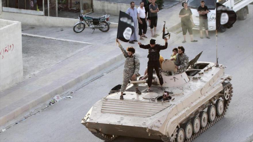 Miembros del grupo terrorista EIIL (Daesh, en árabe) en la ciudad de Al-Raqa (norte de Siria).