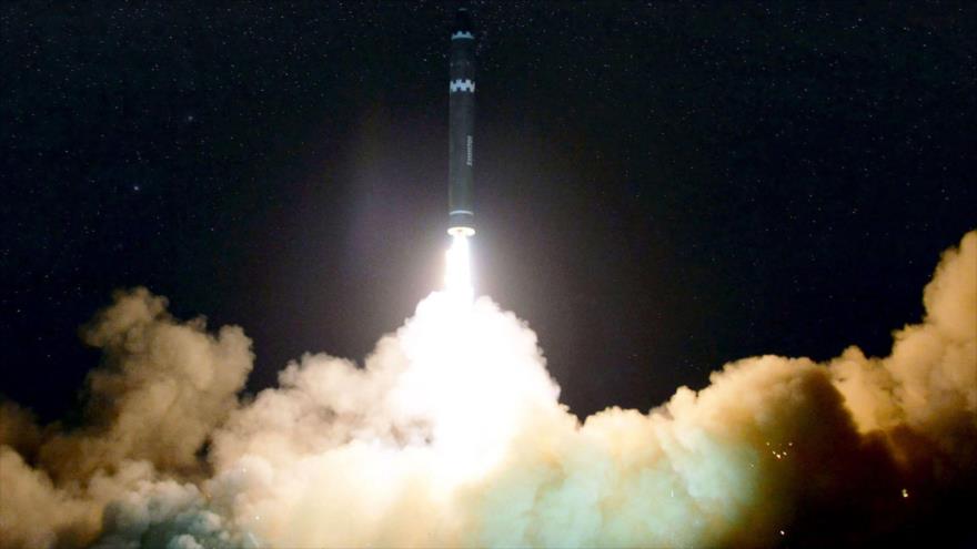 El momento del lanzamiento de un misil intercontinental balístico Hwasong-15 de Corea del Norte, 29 de noviembre de 2017. (Foto: KCNA)