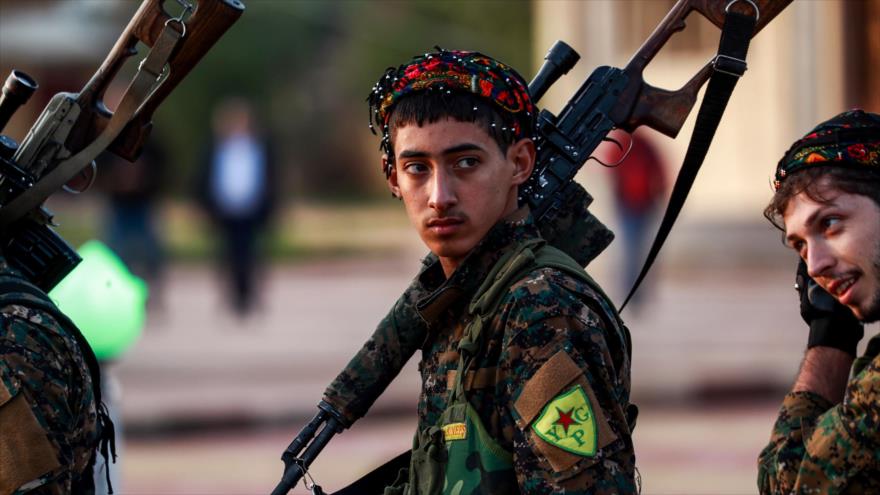 Combatientes de las Unidades de Protección Popular (YPG, por sus siglas en kurdo) en la ciudad siria de Al-Qamishli, 6 de diciembre de 2018. (Foto: AFP)