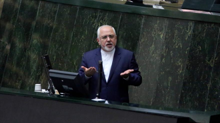 El canciller de Irán, Mohamad Yavad Zarif, ofrece un discurso en el Parlamento persa, 7 de octubre de 2018. (Foto: AFP)