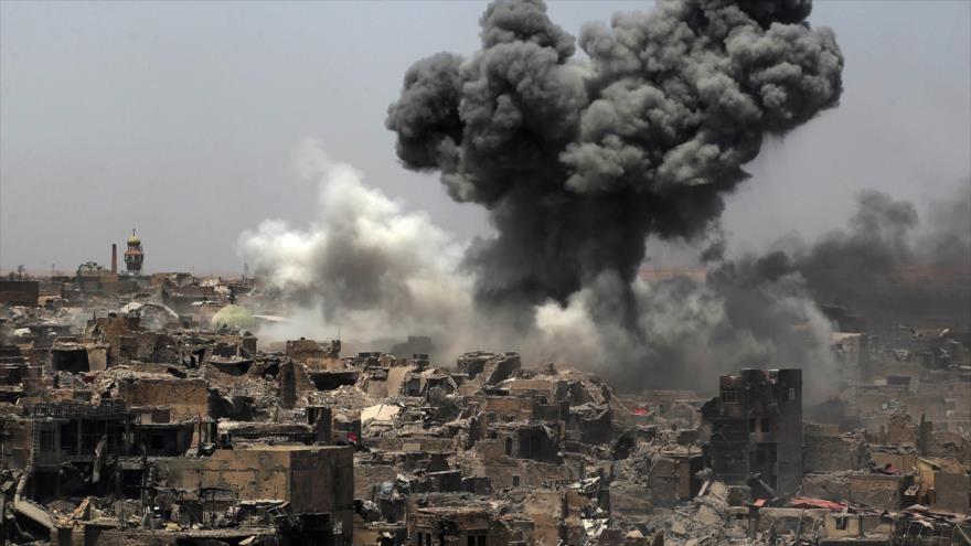 Nubes de humo se alzan tras un ataque aéreo de la coalición liderada por EE.UU. en Mosul, Irak.