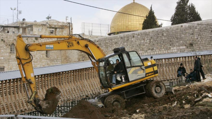 Autoridades israelíes realizan excavaciones en la Explanada de las Mezquitas, en la ciudad de Al-Quds (Kerusalén).