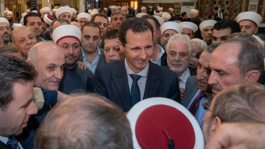 El presidente de Siria, Bashar al-Asad, en una mezquita en la capital siria, Damasco, 19 de noviembre de 2018. (Foto: SANA)
