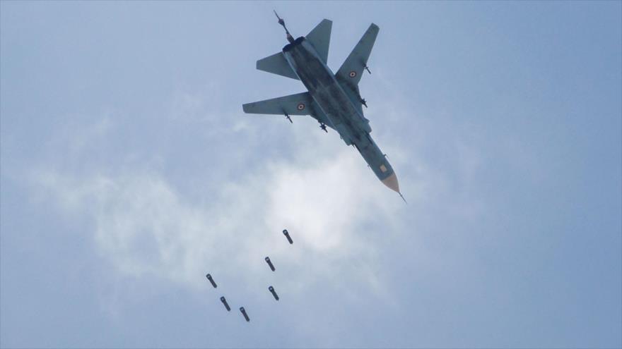 Un Sujoi ruso bombardea unos blancos durante un ejercicio militar.