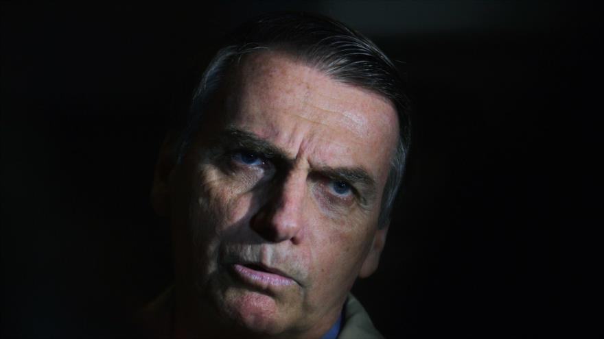 El presidente electo de Brasil, Jair Bolsonaro, habla a la prensa durante una visita a Río de Janeiro (Brasil), 17 de octubre de 2018. (Foto: AFP)