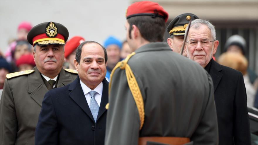 El presidente egipcio, Abdel Fatah al-Sisi (izq.), en una ceremonia en Viena, 17 de diciembre de 2018. (Foto: AFP)