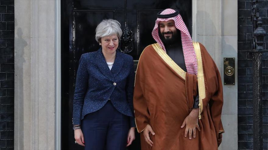 La primera ministra británica, Theresa May, y el príncipe heredero saudí, Muhamad bin Salman, Londres, 7 de marzo de 2018. (Foto: AFP)