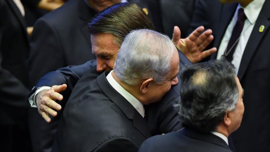 El presidente electo de Brasil, Jair Bolsonaro (dcha.), abraza al premier israelí, Benjamín Netanyahu, en Brasilia, 1 de enero de 2019. (Foto: AFP)