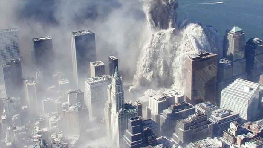 Vista aérea del Centro Mundial de Comercio (WTC, en inglés) en los ataques del 11-S, contra la Torre 7 en el centro-derecha, 11 de septiembre de 2001.