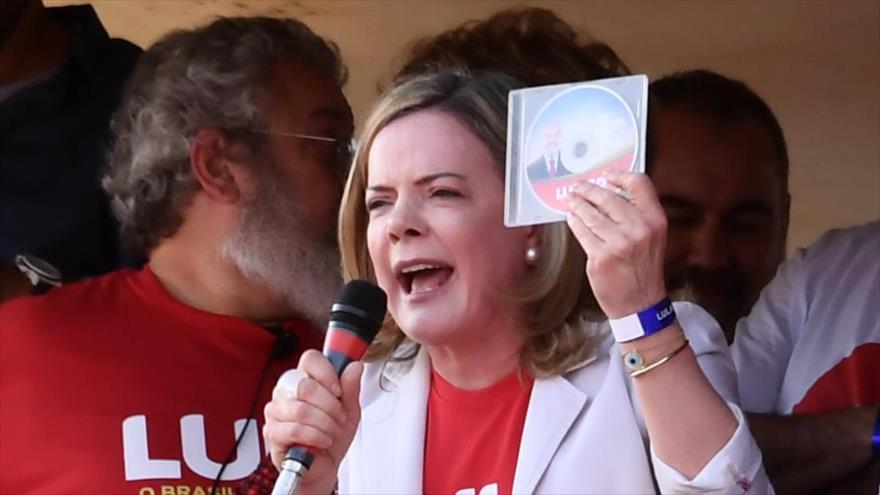 La presidenta del Partido de los Trabajadores de Brasil, Gleisi Hoffmann, habla durante un acto en Brasilia, 15 de agosto de 2018. (Foto: AFP)