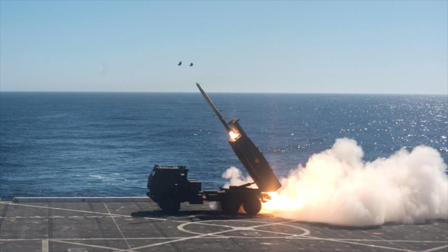 Un misil lanzado desde el Sistema de Cohetes de Artillería de Alta Movilidad (HIMARS), en una maniobra de la Armada de EE.UU., 22 de octubre de 2017.