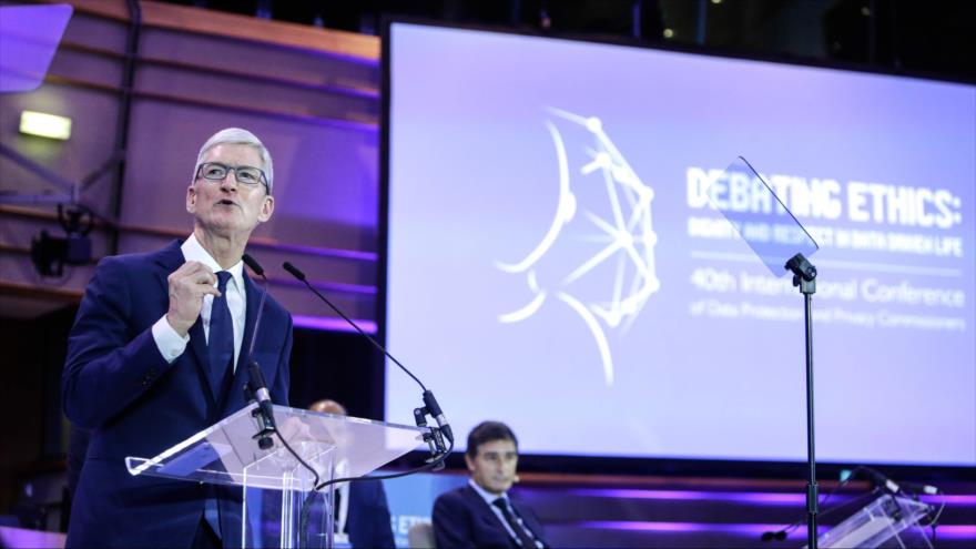 El director ejecutivo de Apple, Tim Cook, habla en un evento en el Parlamento Europeo en Bruselas, 24 de octubre de 2018. (Foto: AFP)
