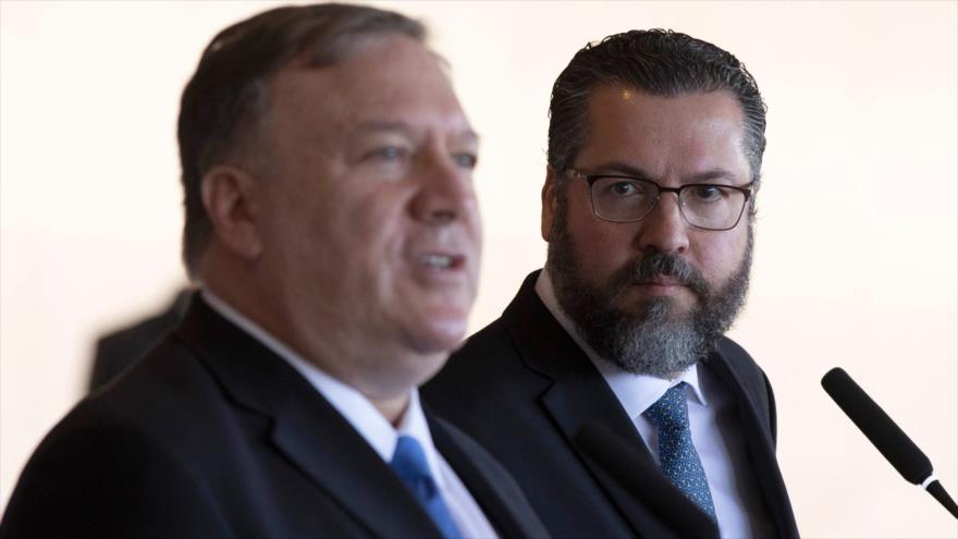 El nuevo canciller de Brasil, Ernesto Araújo (dcha.), y el secretario de Estado de EE.UU., Mike Pompeo, Brasilia, 2 de enero de 2018. (Foto: AFP)