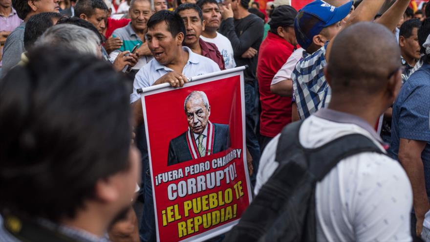 Peruanos piden renuncia del fiscal general: “¡Fuera Chávarry!”