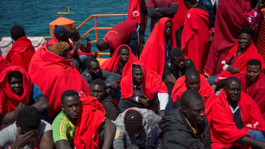 Migrantes a bordo de un barco en el puerto de Tarifa, en Cádiz, España, 14 de julio de 2018. (Foto: AFP)