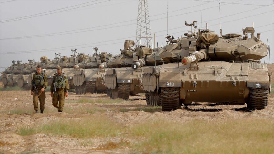 Los tanques Merkava del ejército israelí, a lo largo de la frontera con la asediada Franja de Gaza, 19 de octubre de 2018. (Foto: AFP)