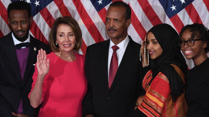 Nancy Pelosi, presidenta de la Cámara de Representantes (izda.), y la congresista Ilhan Omar, Washington, 3 de enero de 2019. (Foto: AFP)